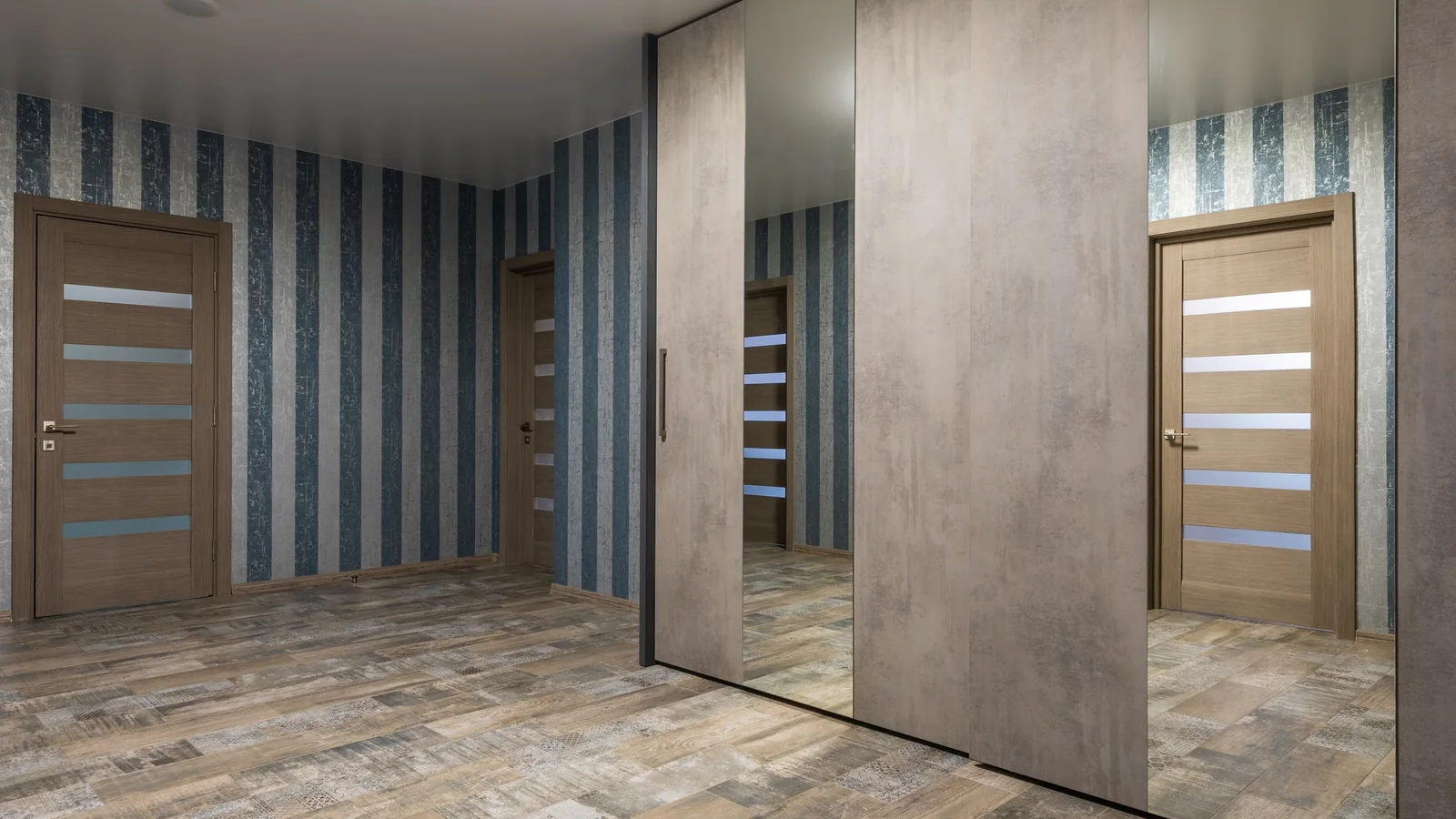 Entrée tapissée d'un papier peint rayé bleu et gris